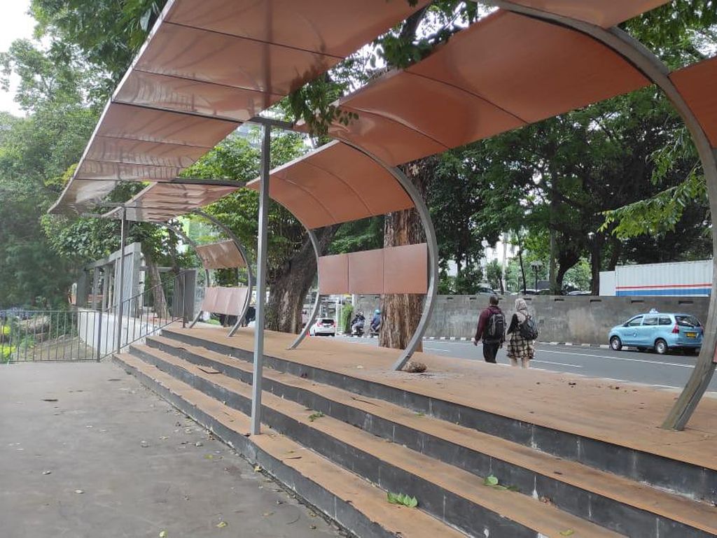Taman-Trotoar Seberang KBB BNI City yang Rusak Perlahan Diperbaiki
