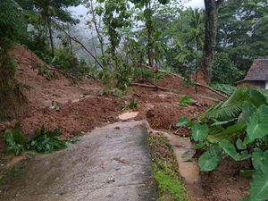 Tanah Longsor Terjang Tiga Lokasi di Rahtawu Kudus