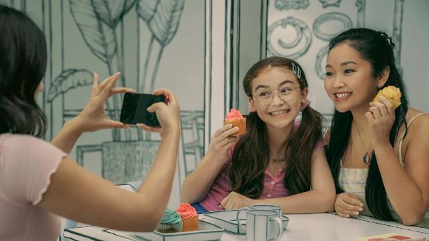 TO ALL THE BOYS: ALWAYS AND FOREVER (L-R): JANEL PARRISH as MARGOT, ANNA CATHCART as KITTY, LANA CONDOR as LARA JEAN. Cr: JUHAN NOH/NETFLIX © 2021