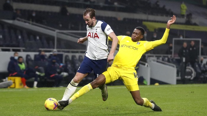 LONDON, ENGLAND - JANUARY 13: Tosin Adarabioyo of Fulham tackles Harry Kane of Tottenham Hotspur  during the Premier League match between Tottenham Hotspur and Fulham at Tottenham Hotspur Stadium on January 13, 2021 in London, England. Sporting stadiums around England remain under strict restrictions due to the Coronavirus Pandemic as Government social distancing laws prohibit fans inside venues resulting in games being played behind closed doors. (Photo by Matthew Childs - Pool/Getty Images)