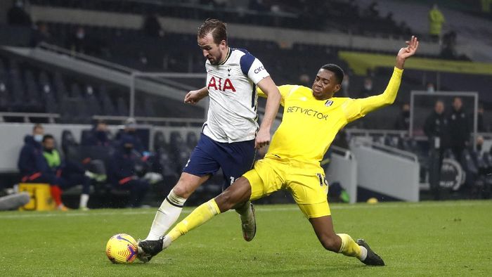 Tottenham, Fulham LONDON, ENGLAND - JANUARY 13: Tosin Adarabioyo of Fulham tackles Harry Kane of Tottenham Hotspur during the Premier League match between Tottenham Hotspur and Fulham at Tottenham Hotspur Stadium on January 13, 2021 in London, England. Sporting stadiums around England remain under strict restrictions due to the Coronavirus Pandemic as Government social distancing laws prohibit fans inside venues resulting in games being played behind closed doors. (Photo by Matthew Childs - Pool/Getty Images)