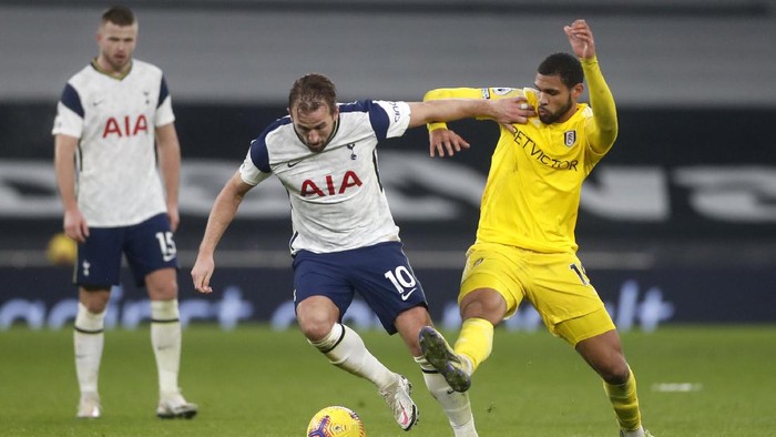 LONDON, ENGLAND - JANUARY 13: Harry Kane of Tottenham Hotspur battles for possession with Ruben Loftus-Cheek of Fulham  during the Premier League match between Tottenham Hotspur and Fulham at Tottenham Hotspur Stadium on January 13, 2021 in London, England. Sporting stadiums around England remain under strict restrictions due to the Coronavirus Pandemic as Government social distancing laws prohibit fans inside venues resulting in games being played behind closed doors. (Photo by Matthew Childs - Pool/Getty Images)