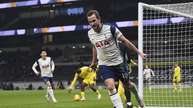 Tottenham's Harry Kane celebrates after scoring his side's opening goal during the English Premier League soccer match between Tottenham Hotspur and Fulham at the Tottenham Hotspur Stadium in London, Wednesday, Jan. 13, 2021. (Shaun Botterill/Pool via AP)