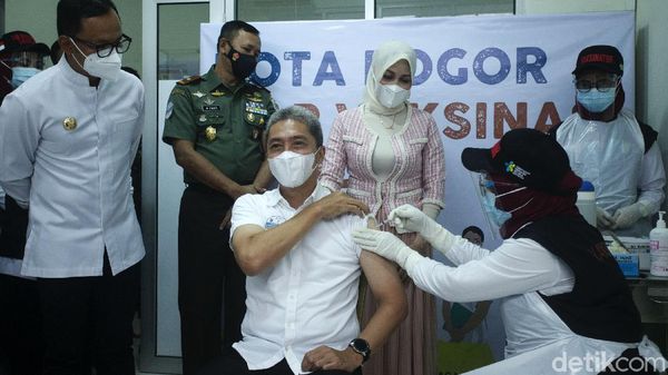 Wawalkot Dedie Terima Suntikan Pertama Vaksin Corona di Bogor