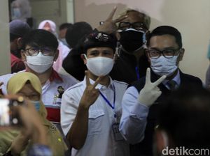 Ramai Gerakan Simbol V saat Vaksinasi Jabar, Apa Itu?