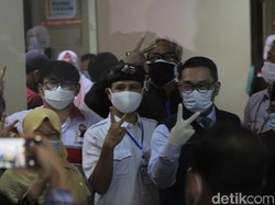 Gerakan Simbol V di Jabar dan Tegangnya Wagub Uu Saat Vaksinasi