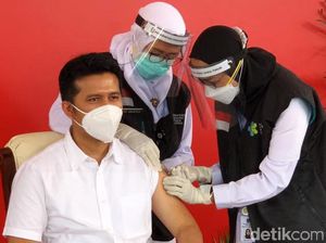 Wagub Emil Dardak Divaksin Pertama di Jatim Wagub Emil Dardak Divaksin Pertama di Jatim