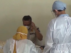 Wali Kota Sulkarnain Jadi Orang Pertama Divaksin Corona di Kendari