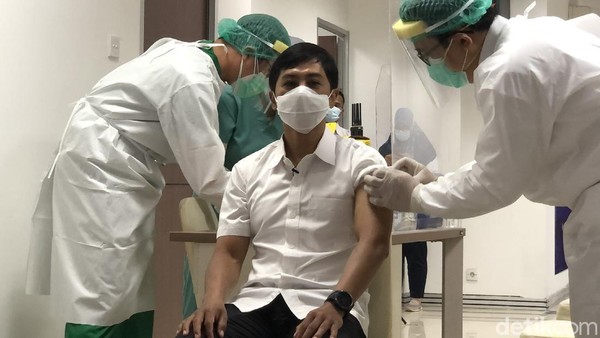 Wamenkes Dante Saksono Harbuwono menerima Vaksin COVID-19 Wamenkes Dante Saksono Harbuwono menerima Vaksin COVID-19