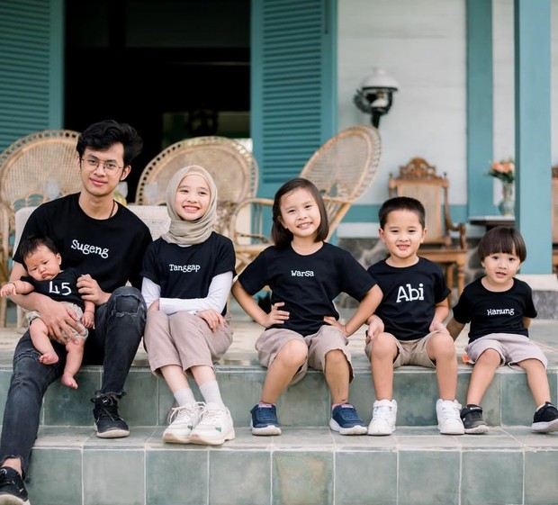 Super Mom Punya Banyak Anak Yang Masih Kecil Tak Menghalangi 5 Artis Ini Untuk Tetap Produktif Super Mom Punya Banyak Anak Yang Masih Kecil Tak Menghalangi 5 Artis Ini Untuk Tetap Produktif