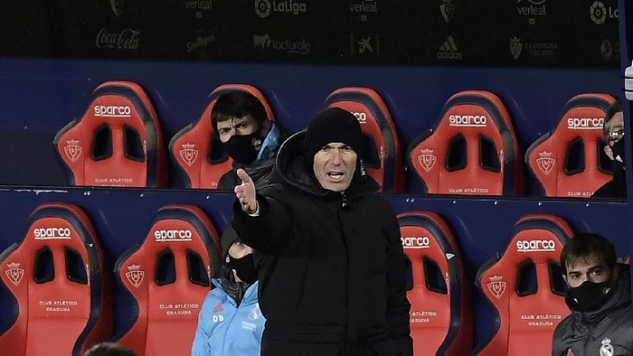 Real Madrids head coach Zinedine Zidane gestures during a Spanish La Liga soccer match between Osasuna and Real Madrid at El Sadar stadium in Pamplona, Spain, Saturday, Jan. 9, 2021. (AP Photo/Alvaro Barrientos)