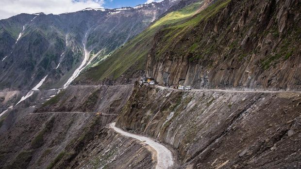 Zoji La Pass Zoji La pass, is 9 km from Sonamarg and is an important link between Ladakh and Kashmir. This pass is considered to be the second highest pass after Fotu La on the Srinagar-Leh National Highway.