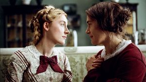 7 Adegan Intim Kate Winslet dan Saoirse Ronan di Ammonite