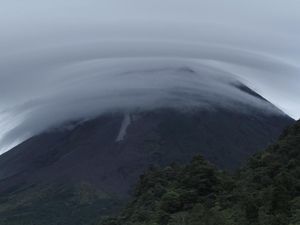 Awan Lentikular Selimuti Merapi
