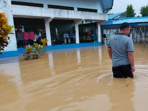 Terimbas Banjir Setinggi Paha, Puluhan Tahanan di Kalsel Dievakuasi Terimbas Banjir Setinggi Paha, Puluhan Tahanan di Kalsel Dievakuasi