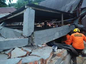 Pesawat TNI AU-Kapal SAR Ikut Evakuasi Korban Gempa Mamuju Sulbar