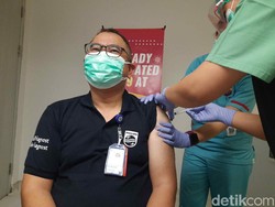 Beragam Ungkapan Nakes Usai Divaksin COVID-19