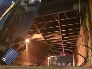 Ngeri! Bus Gandeng di New York Jatuh-Menggelantung di Jembatan Layang