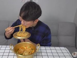 5 Cara Makan Mie Instan ala Anak Kos Korea, Yuk Cobain!