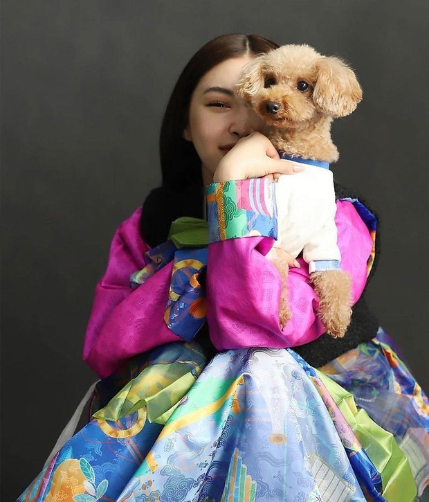 Chungha memakai koleksi Hanbok modern dari Danha Seoul.