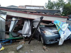 Potret Mobil-mobil Hancur Tertimpa Bangunan Akibat Gempa Majene