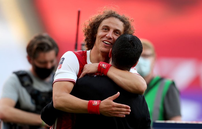 LONDON, ENGLAND - AUGUST 01: David Luiz of Arsenal embraces Mikel Arteta, Manager of Arsenal after their teams victory in the Heads Up FA Cup Final match between Arsenal and Chelsea at Wembley Stadium on August 01, 2020 in London, England. Football Stadiums around Europe remain empty due to the Coronavirus Pandemic as Government social distancing laws prohibit fans inside venues resulting in all fixtures being played behind closed doors. (Photo by Catherine Ivill/Getty Images)