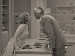 Ciuman Elizabeth Olsen dan Paul Bettany Bikin Ribut