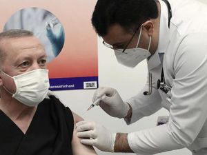 Kala Erdogan Disuntik Vaksin Corona Buatan China Kala Erdogan Disuntik Vaksin Corona Buatan China