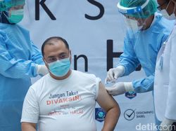 Erzaldi Jadi Pertama Divaksin COVID di Babel, Imbau Warga Tak Takut Erzaldi Jadi Pertama Divaksin COVID di Babel, Imbau Warga Tak Takut