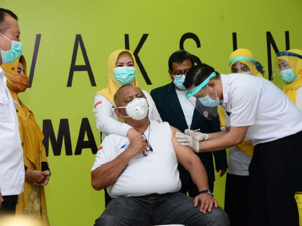 Ditemani Istri, Gubernur Gorontalo Jadi yang Pertama Divaksin COVID-19 Ditemani Istri, Gubernur Gorontalo Jadi yang Pertama Divaksin COVID-19