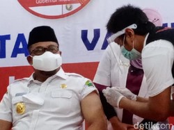 Murad Ismail Pertama Divaksin COVID di Maluku, Sempat Tertunda Tensi Tinggi