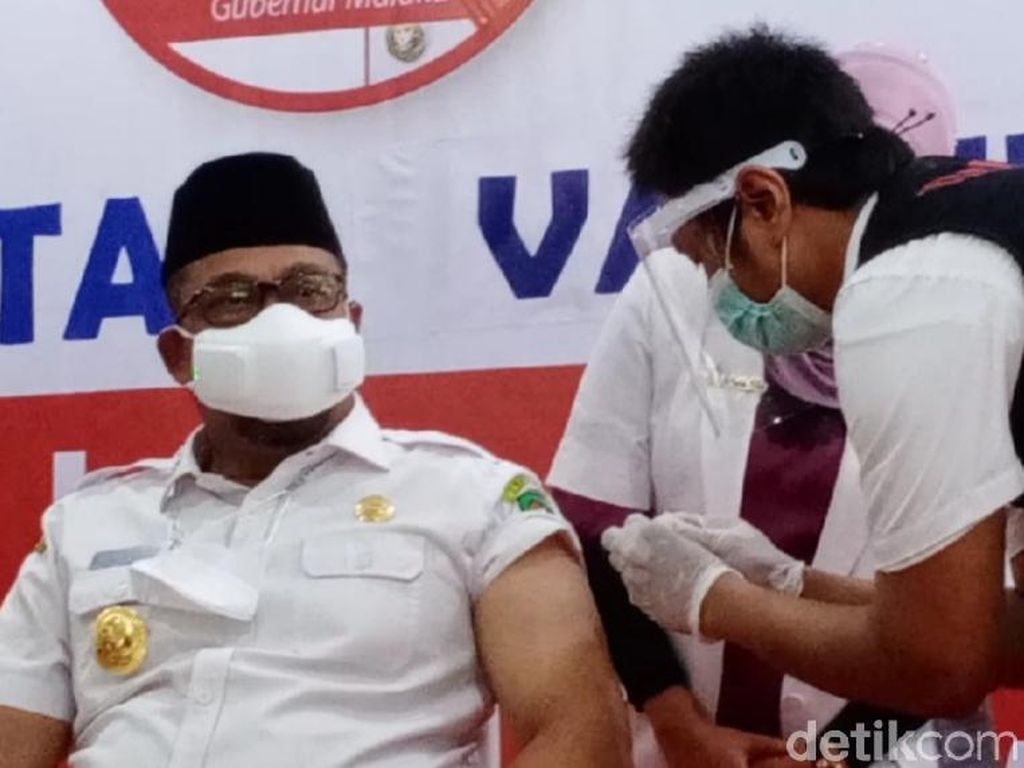 Murad Ismail Pertama Divaksin COVID di Maluku, Sempat Tertunda Tensi Tinggi Murad Ismail Pertama Divaksin COVID di Maluku, Sempat Tertunda Tensi Tinggi