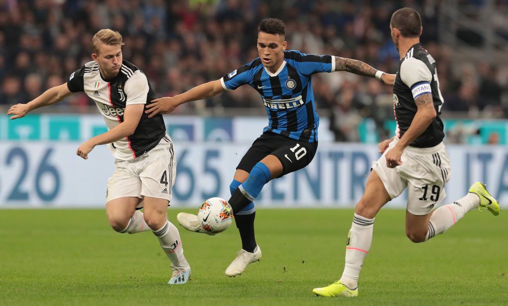 MILAN, ITALY - OCTOBER 06:  Lautaro Martinez of FC Internazionale is challenged by Matthijs de Ligt (L) of Juventus during the Serie A match between FC Internazionale and Juventus at Stadio Giuseppe Meazza on October 6, 2019 in Milan, Italy.  (Photo by Emilio Andreoli/Getty Images)