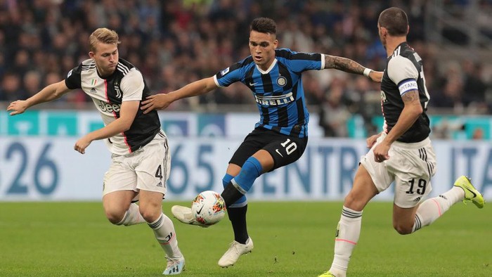 MILAN, ITALY - OCTOBER 06:  Lautaro Martinez of FC Internazionale is challenged by Matthijs de Ligt (L) of Juventus during the Serie A match between FC Internazionale and Juventus at Stadio Giuseppe Meazza on October 6, 2019 in Milan, Italy.  (Photo by Emilio Andreoli/Getty Images)