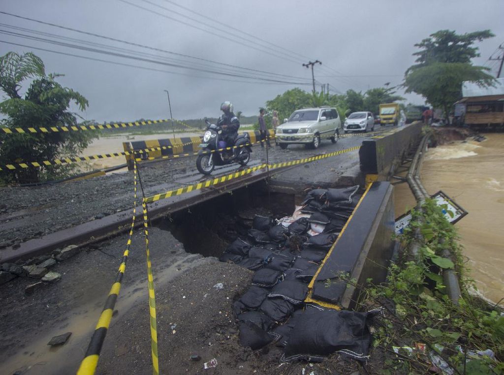 Tolong! Jalan Nasional di Kalimantan Selatan Putus Tolong! Jalan Nasional di Kalimantan Selatan Putus