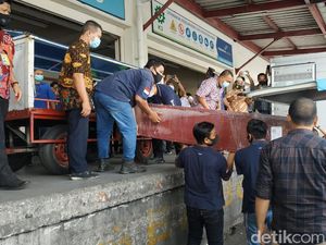 Jenazah Ekstra Kru Sriwijaya Air Fadly Satrianto Tiba di Bandara Juanda Jenazah Ekstra Kru Sriwijaya Air Fadly Satrianto Tiba di Bandara Juanda