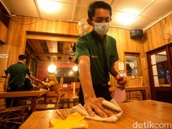 Potong Gaji-Dirumahkan Hantui Pegawai Hotel & Restoran di Tengah PPKM