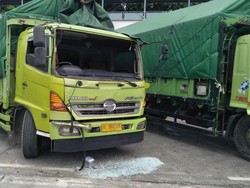 Kapal Feri Tabrak Pancang Pemecah Ombak di Merak, 15 Kendaraan Rusak