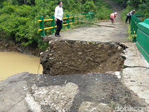 Jembatan Penghubung Desa di Pemalang Ambrol, Warga Harus Berputar 65 Km