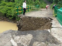 Jembatan Penghubung Desa di Pemalang Ambrol, Warga Harus Berputar 65 Km
