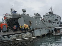 KRI Teluk Ende Bawa 30 Ton Sembako-Obat untuk Korban Gempa Mamuju