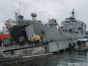 KRI Teluk Ende Bawa 30 Ton Sembako-Obat untuk Korban Gempa Mamuju KRI Teluk Ende Bawa 30 Ton Sembako-Obat untuk Korban Gempa Mamuju
