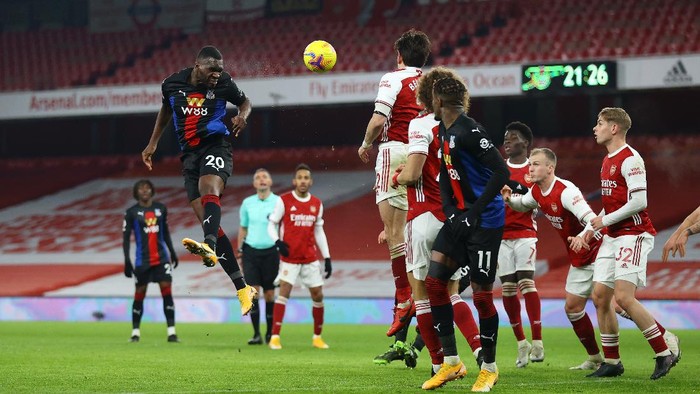 LONDON, ENGLAND - JANUARY 14: Christian Benteke of Crystal Palace heads the ball during the Premier League match between Arsenal and Crystal Palace at Emirates Stadium on January 14, 2021 in London, England. Sporting stadiums around England remain under strict restrictions due to the Coronavirus Pandemic as Government social distancing laws prohibit fans inside venues resulting in games being played behind closed doors. (Photo by Julian Finney/Getty Images)