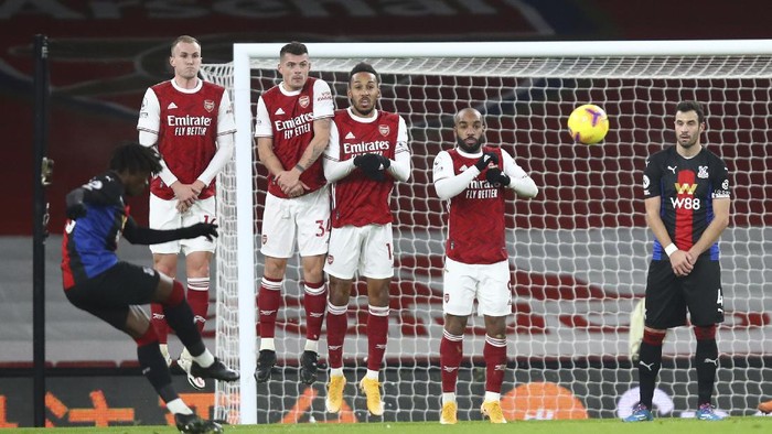Crystal Palaces Eberechi Eze, left, ktakes a free kick during the English Premier League soccer match between Arsenal and Crystal Palace at Emirates Stadium in London, Thursday, Jan. 14, 2021. (Julian Finney/Pool via AP)