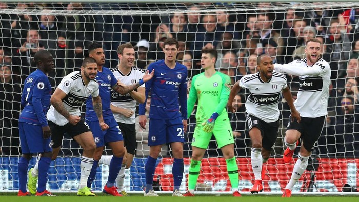 LONDON, ENGLAND - MARCH 03: Calum Chambers of Fulham celebrtes after he scores his sides first goal during the Premier League match between Fulham FC and Chelsea FC at Craven Cottage on March 03, 2019 in London, United Kingdom. (Photo by Catherine Ivill/Getty Images)