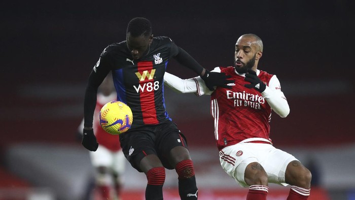 Crystal Palaces Cheikhou Kouyate, left and Arsenals Alexandre Lacazette fight for the ball during the English Premier League soccer match between Arsenal and Crystal Palace at Emirates Stadium in London, Thursday, Jan. 14, 2021. (Julian Finney/Pool via AP)