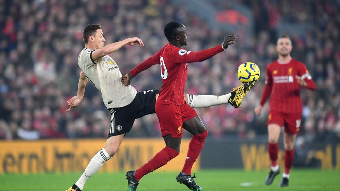 LIVERPOOL, ENGLAND - JANUARY 19: Nemanja Matic of Manchester United controls the ball while under pressure from Sadio Mane of Liverpool during the Premier League match between Liverpool FC and Manchester United at Anfield on January 19, 2020 in Liverpool, United Kingdom. (Photo by Michael Regan/Getty Images)