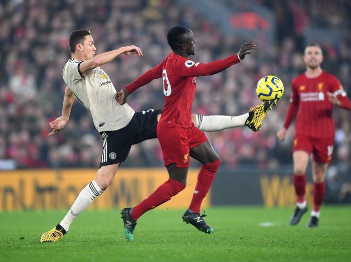 LIVERPOOL, ENGLAND - JANUARY 19: Nemanja Matic of Manchester United controls the ball while under pressure from Sadio Mane of Liverpool during the Premier League match between Liverpool FC and Manchester United at Anfield on January 19, 2020 in Liverpool, United Kingdom. (Photo by Michael Regan/Getty Images)