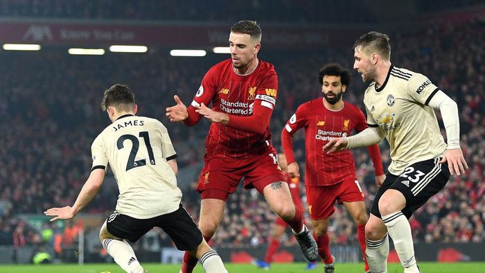 Liverpool vs Manchester United LIVERPOOL, ENGLAND - JANUARY 19: Jordan Henderson of Liverpool battles for possession with Daniel James and Luke Shaw of Manchester United during the Premier League match between Liverpool FC and Manchester United at Anfield on January 19, 2020 in Liverpool, United Kingdom. (Photo by Michael Regan/Getty Images)