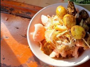 Kalori Bubur Ayam Komplet yang Gurih dengan Kuah Kuning Mantap